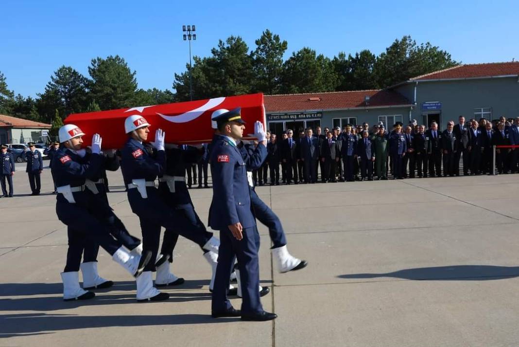 Uçak kazasında şehit olan 2 albay için komutanlıkta tören 12